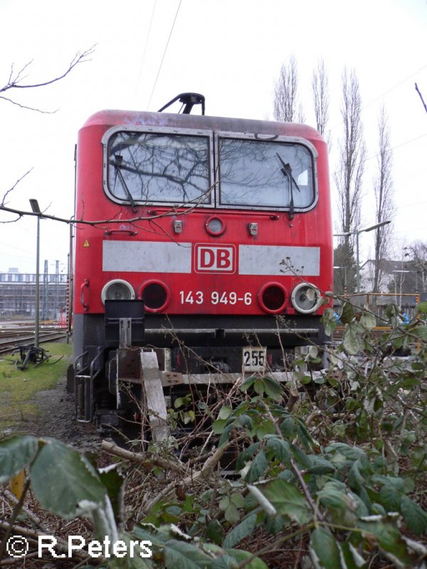 Frontansicht der 143 949-6 im BW Dsseldorf-Altstadt. 06.01.06