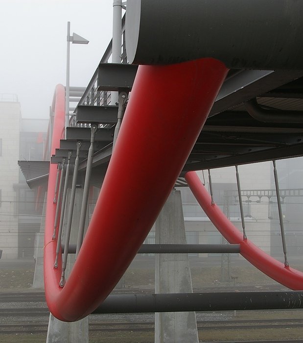 Fu�g�ngerbr�cke vom Einkaufzentrum Lago in Konstanz im Nebel. (21.Februar.2007) Diesmal von unten.