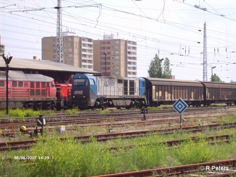 G2000 der OHE steht mit ein Gedeckten Gterzug in Eisenhttenstadt. 06.06.07