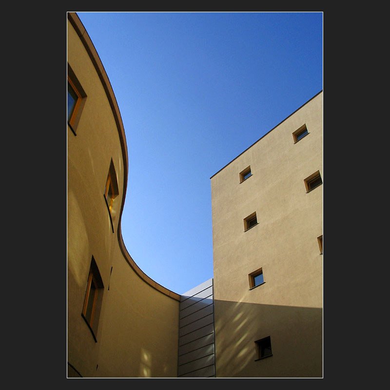 Geschwungen und gerade: die Geb�ude und auch die Linienf�hrung des Bildes. Musikhochschule in Stuttgart. (Matthias)