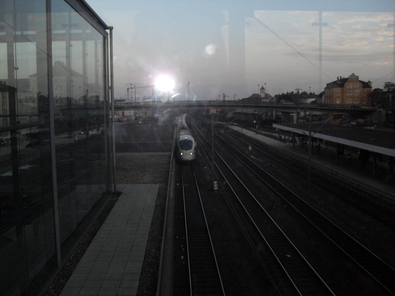 ICE 24 mit 10 min. Versp�tung wegen Probleme des Stromabnehmers