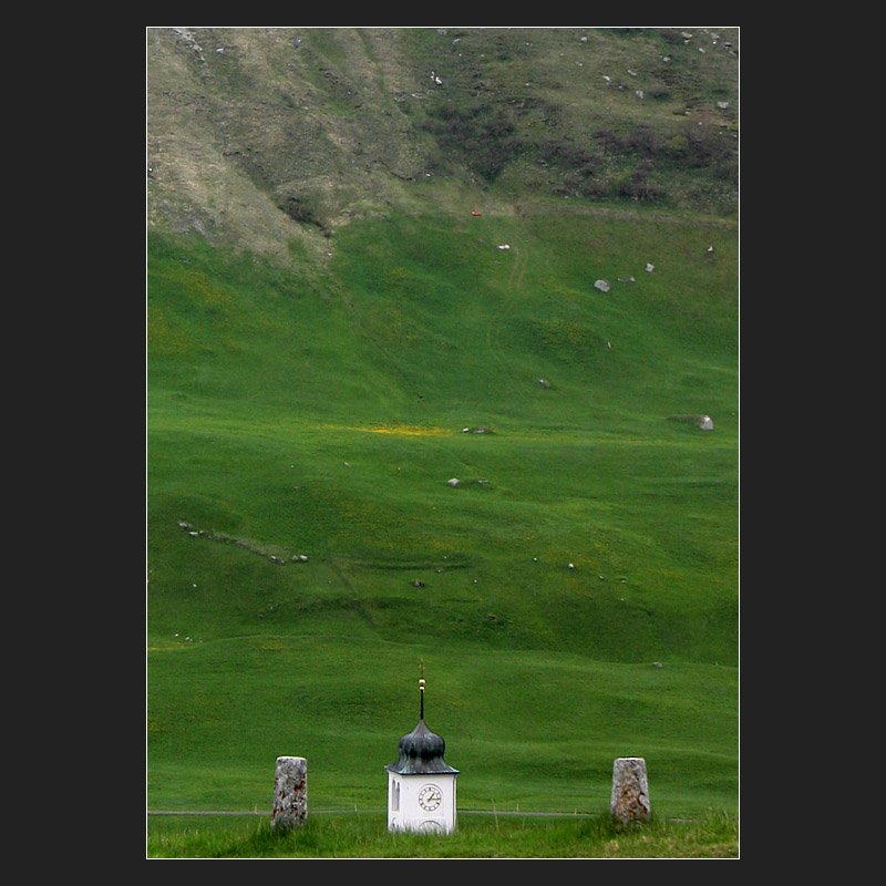 Landschaften anders gesehen, vielleicht gar nicht so einfach. Hier mal ein Versuch. Die Kirchturmspitze von Hospental im Urserental. (Matthias)