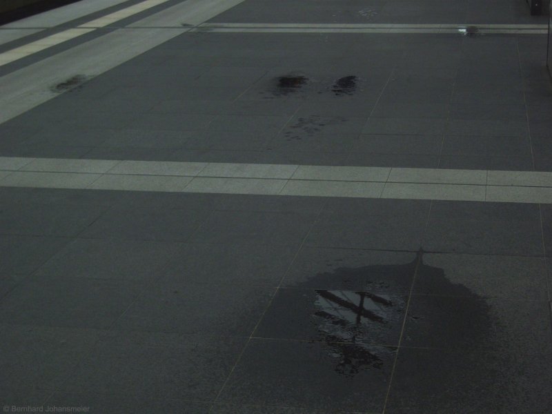 Langezeit gab es viel Streit um das Dach am Berliner Hbf. Es sollte ursprnglich lnger werden, dann wollte man aber rechtzeitig zur Fuball WM 2006 fertig werden und es wurde krzer. Eine nachtrgliche Verlngerung wird seit Jahren diskutiert, vorallem weil die Fahrgste der 1.Klasse im Regen stehen und die Teile am Ostbahnhof schon zwischengelagert sind.

Aber Dach hin oder her, es regnet trotzdem im Berliner Hbf, auch unterm Dach...
Mai 2009 (3 Jahre nach der Erffnung)