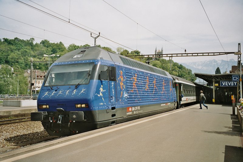 Leider nur als Bahnsteig Aufnahme: die vom einem franz�sischen K�nstler gestaltete Jubil�umslok Re 460 040-9 in Vevey im Mai 2002
(Analog-Bild)