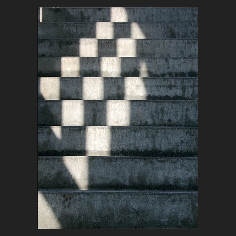 Licht- und Schattenspiel auf einer Treppe, S-Bahnhof �sterfeld (Matthias)