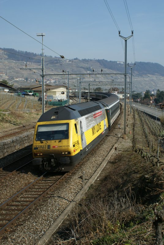 Re 460 026-4 mit einem Extrazug am 17. M�rz 2009 in Cully. 