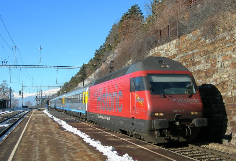 RE 460 102-7 HISTORIC macht auf das historische Erbe der SBB aufmerksam. 
Ausserberg, BLS S�drampe, 29. Jan. 2007