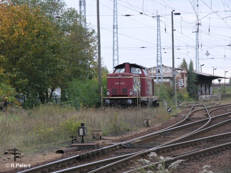 richtig verlassen wirkt die V100 2335 in Eisenhttenstadt.05.10.07