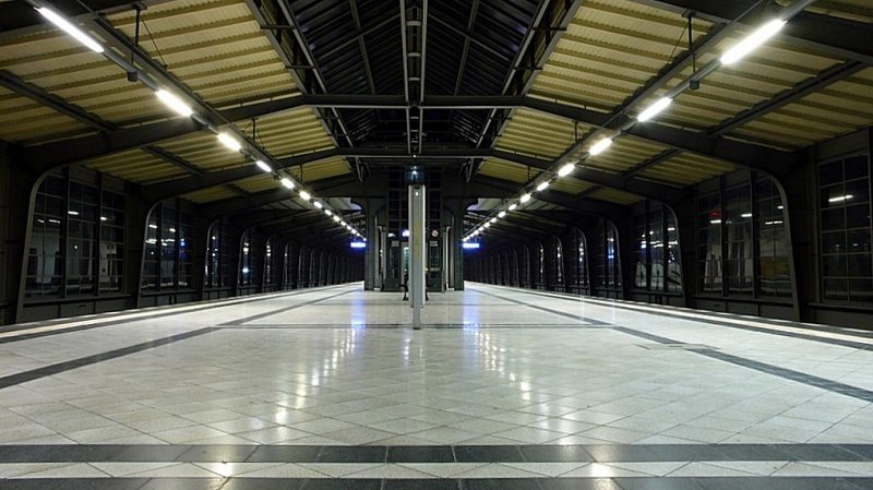 S-Bahnhof Westkreuz in Berlin. Normalerweise voller Menschen da ein beliebter Umsteigebahnhof.Hier jedoch abends fotografiert.