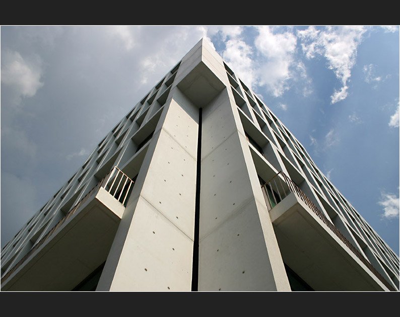 Schleches Wetter - sch�nes Wetter: Gesch�ftshaus in der Stuttgarter Innenstadt. Architekten: Lederer, Ragnarsd�ttir, Oei (Matthias)