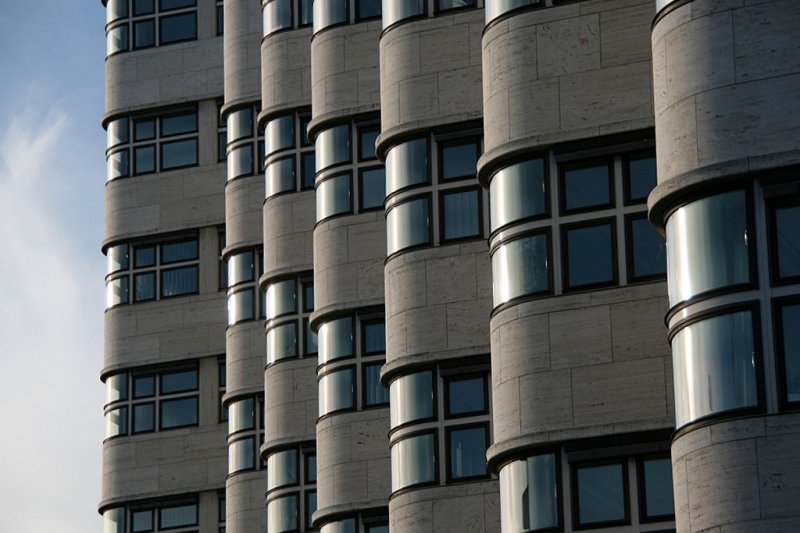 Shell Haus Berlin (Gasag). 1930-31 von Fahrenkamp erbaut, gilt als eines der bedeutendsten B�robauten der Weimarer Republik. Fassade ist verkleidet mit Travertin ungew�hnlicherweise werden die Fenster dynamisch um die abgerundeten Hausecken herumgef�hrt. Die wellenartige Staffelung der Front bewirkte jedoch einen Verlust an Innenraum.