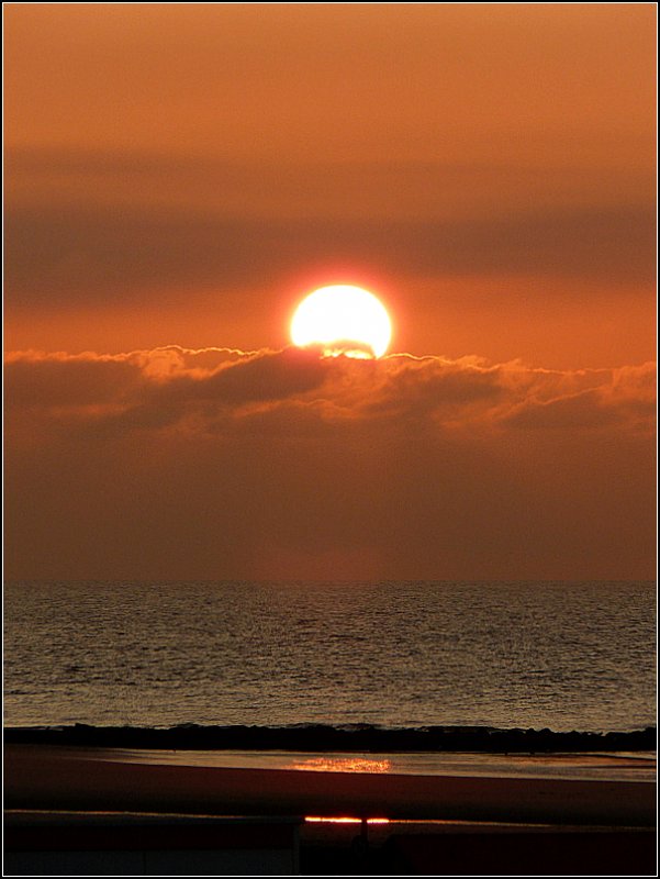 Sonnenuntergang am 12.09.08 am Strand von Blankenberge. (Jeanny)