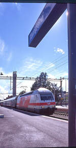 Finnland, Sr2 Elektrolokomotive: Noch ein Blick auf den Bahnsteig in Tampere, mit Lok 3206. 22.August 2000. Heute sind diese Loks gr�n/weiss gestrichen. 