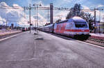 Finnland, Sr2 Elektrolokomotive: Lok 3206 mit einem einst�ckigen Zug aus sch�nen grau/weissen Wagen im Bahnhof Tampere, 22.August 2000. 