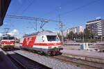 Finnland, Sr2 Elektrolokomotive: Lok 3213 neben der in der Sovjetunion gebauten 3102 (Sr1, Baujahre 1973-1995), Tampere, 22.August 2000.  