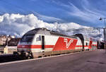 Finnland, Sr2 Elektrolokomotive: Lok 3205 mit den riesigen Doppelstockwagen in Tampere, 22.August 2000.  Die Ausrangierung dieser Lok hat vor einiger Zeit (2026) begonnen, vor allem um Ersatzteile zu gewinnen. 