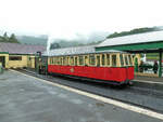Die Lokomotiven von 1895/96 (SLM Winterthur) für die Snowdon Mountain Railway / Rheilffordd yr Wyddfa: Lok 4 wartet mit ihrem Wagen in Llanberis auf Abfahrt auf den Berg hinauf, 6.Juli 2012 