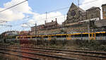 Newcastle, Nordost England, Tyne & Wear Metro: Zug 555 011 von Stadler f�hrt unter der imposanten St.Dominic's Kirche von 1873 durch, die fr�her vom Dominikanerorden betrieben wurde. 10.April 2026   