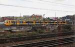 F�r die Tyne & Wear Metro in der nord�stlichen englischen Stadt Newcastle lieferte Stadler 2024-2026 46 5-Wagenz�ge. Die mittleren Drehgestelle sind als Jacobs Drehgestelle zwischen den Wagen angeordnet. Hier f�hrt Zug 555 011 von der Station Newcast ...