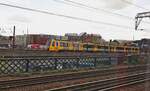 Newcastle, Nordost England, Tyne & Wear Metro: Stadler 555 011 bei der Ausfahrt von Manors Richtung Norden.