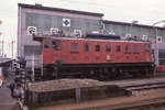 ed-12-seibu-e-51/721303/schweizer-lokomotiven-in-japan-dreimal-wurden Schweizer Lokomotiven in Japan: Dreimal wurden je 2 Elektroloks geliefert. 1) 1926 kamen 2 Zahnradloks Typ ED 41 von SLM und BBC für die Zahnstangenrampe Yokokawa – Karuizawa als Prototypen in Betrieb. Die Serienloks ED 42 wurden dann in Japan selbst gebaut. Ausgemustert 1951. 2) 1926 wurden 2 Loks mit Buchli-Antrieb (Achsfolge 1A+B+A1), Typ ED 54, geliefert. Angesichts des Bedarfs an einfachen und sehr robusten Maschinen im Rahmen der Kriegswirtschaft erwiesen sich diese Loks als zu komplex und als Belastung für die Werkstätten und schieden dann 1948 aus. Japanische Berichte weisen auch auf 4 ähnliche Buchli-Loks (Typ 3000) für Indonesien hin, Baujahre 1925 und 1928; diese schieden dort offenbar erst um 1980 aus. 3) 1923 beschaffte die japanische Bahn von Brown Boveri und Schlieren (Kasten, Drehgestelle) 2 Loks des Typs ED 12 für die Elektrifikation der Tôkaidô Hauptstrecke von Tokyo südwestwärts (1928 bis Atami). Sie hatten 1400 mm grosse Triebräder, Achsfolge B - B, Höchstgeschwindigkeit 65 km/h, Spurweite 1067 mm,  wogen 59, 22 t, und waren ursprünglich für Gleichstrom 600/1200/1500 V ausgelegt. Andere Elektroloks dieser Zeit kamen vor allem aus Amerika und England, doch in wenigen Jahren war die einheimische Produktion zentral. Die schweizerischen ED 12 scheinen sehr erfolgreich gewesen zu sein, waren aber extrem delikat in der Handhabung und aufwendig im Unterhalt. 1949 gelangten die beiden Loks an die Seibu Privatbahn im Raum Tokyo, wo sie als E51 und E52 eingereiht wurden. Die E51 schied 1976 aus, die E52 aber erst 1987. Seither befindet sich die E52 (nicht mehr betriebsfähig) tief in den Bergen am Ende der Seibu-Strecke im Depot Yokoze bei Chichibu. Im Bild steht die E52 in Tokorozawa abgestellt. 6. März 1986  