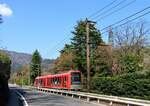 Hakone Tozan Densha, der neue Zug 3101 - 3102, entlang der wunderschönen Parkanlage des Skulpturengartens von Hakone, kurz vor der Endstation Gôra, 12.April 2022.