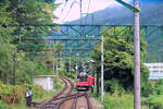 Der abwärts fahrende Zug verschwindet nach der obersten Spitzkehre (in Kami Ôhiradai) in die Steigung zur mittleren Spitzkehre.