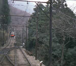 Die Hakone Tozan Bahn, Partnerbahn der RhB, im unteren Abschnitt: Wagen 106 im steilen Abstieg zur untersten Spitzkehre.
