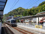 Die Hakone Tozan Bahn, Partnerbahn der RhB: Unterwegs in Iriuda auf der 1067 mm-Spur Strecke zwischen Hakone Yumoto, dem Ausgangspunkt der Bergstrecke, und der Stadt Odawara an der Pazifikküste. In Iriuda befindet sich das Depot der Bergbahnfahrzeuge, so dass bis hierher noch das Dreischienengleis besteht. Ein Expresszug des Odakyû Konzerns (Zug 30254) kommt von Hakone Yumoto her und wird via Odawara direkt nach Tokyo weiterfahren. 12.April 2022   
