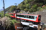 Die Hakone Tozan Bahn, Partnerbahn der RhB: Triebwagen 2005 am Schluss des aufsteigenden Zuges oberhalb Hakone Yumoto. 12.April 2022 