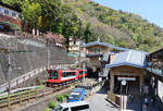 Die Hakone Tozan Bahn, Partnerbahn der RhB: Der Dreiwagenzug 2006-2203-2005 verlässt die Talstation Hakone Yumoto und beginnt mit dem Aufstieg. Hakone Yumoto ist die Umsteigestation zwischen der 1067mm-Spur Strecke, über die auch Expresszüge aus Tokyo kommen, und der 1435 mm- Spur Bergstrecke. 12.April 2022  