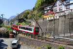 Die Hakone Tozan Bahn, Partnerbahn der RhB: Dreiwagenzug 2005-2203-2006 von 1997 kommt von Gôra herunter und hat fast die Ausgangsstation Hakone Yumoto erreicht. 12.April 2022 