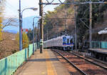 Der Nankai-Konzern, Partnerbahn der MOB: Nankai-Zug 1002 kommt unterwegs nach Osaka die Steilrampe aus dem Tal des Kinokawa-Flusses zum Kimi Tôge-Pass herauf.