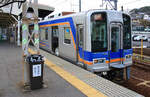 Der Nankai-Konzern, Partnerbahn der MOB: Am Ausgangspunkt der Bergstrecke wartet Zug 2185 - 2035 in Hashimoto auf die Abfahrt Richtung Kôya-san.