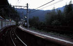 Der Nankai-Konzern, Partnerbahn der MOB: Unterwegs auf der Bergstrecke zum Kôya-san nach Sonnenuntergang. Kreuzung zweier Züge (links Nr. 2002) in Kami Kosawa, 21.September 2004. 