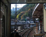 Der Nankai-Konzern, Partnerbahn der MOB: Aus dem Nankai-Zug 2046 (-2196) in Kôya Shita, bevor die Bergstrecke in Angriff genommen wird. 5.November 2022 