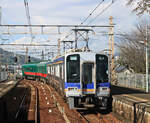 Der Nankai-Konzern, Partnerbahn der MOB: Vom Kôya-san herkommend, Einfahrt der Zweiwagenzüge 2037 und 2208 (Salonwagenzug) in Kamuro.