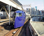 Der Nankai-Privatkonzern, die japanische Partnerbahn der MOB: Einer der 6 Züge des Nankai-Konzerns, der in Ôsaka zwischen dem Nankai-Hauptbahnhof Namba und dem Internationalen Flughafen Kansai pendelt, ist als MOB Goldenpass Express gestrichen worden (Zug 50504). Hier fährt der Zug in den Kopfbahnhof Namba ein. 7.Mai 2025   