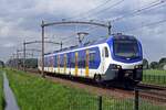 Am 18 Juni 2019 durchfashrt NS 2516 -noch mit blaue Kabinenpartieen-  ulten bei der Bahnübergang mit ein RB nach Arnhem Centraal.