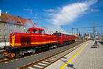 Wie in „alten Zeiten“ der ČSD in der Tschechoslowakei.....
Im Bahnhof Cheb (Eger) rangiert am 21.04.2023, die ex ČSD T679.1600 „Don Cico“, heutige ČD 781 600-2 (CZ-ČD 90 54 3 781 600-2) mit dem Rotkppchen („Karkulka“) T 444.030 (heute CZ- ČD 90 54 3 725 030-1) am Haken. Die Dieselabgaswolke kann man am Bild ja sehen, leider nicht den Sound.

Die T 444.030 „Karkulka“ (Rotkppchen): 
Das Rotkppchen („Karkulka“) T 444.030 (heute CZ- ČD 90 54 3 725 030-1) wurde 1963 von der Lokfabrik Turčianska strojarne n. p. Martin unter der Fabriknummer  40-00028 gebaut.

Die Baureihe T 444.0 (ab 1988 Baureihe 725) ist/war eine der wenigen dieselhydraulischen Lokomotiven der Tschechoslowakischen Staatsbahn ČSD. Sie wurde entwickelt, um auf Nebenbahnen und im Rangierdienst den Dampfbetrieb zu ersetzen. Die ersten zwei Prototypen wurden 1959 von ČKD in Prag geliefert. Die Serienfertigung erfolgte bei Turčianske strojarne n. p. Martin in der heutigen Slowakei. Insgesamt wurden fr die ČSD 113 und fr Industriebetriebe 61 Maschinen gebaut und ausgeliefert.

Die wegen des roten Anstriches „Karkulka“ (Rotkppchen) genannten Lokomotiven besaen einen Reduktionswandler fr den Strecken- und Rangierdienst. Aus Ihnen wurden die sptere Baureihe T 444.1 mit einem Dampfkessel fr die Wagenheizung abgeleitet. Dadurch wurde die Brennstoffreserve bei der BR T 444.1 von 4000 l auf 1500 l verkleinert. Die T 444.0 wurden 1988 in die Baureihe 725 umgezeichnet. Da die Lokomotiven keinen Dampfkessel besaen und der Gterverkehr auf Nebenbahnen kontinuierlich zurckging, konnte bis 1992 auf ihre Dienste verzichtet werden. Etliche Maschinen sind jedoch fahrfhig erhalten geblieben

TECHNISCHE DATEN:
Gebaute Anzahl: 174
Hersteller: ČKD (Entwicklung und Prototypen), Turčianska strojarne n. p. Martin
Baujahre:  1959–1965
Spurweite: 1.435 mm
Achsformel: B´ B´ 
Lnge ber Puffer: 12.640 mm
Dienstgewicht: 56 t
Treibraddurchmesser:  1.000 mm
Motor: V-12-Zylinder-Viertakt-Dieselmotor vom Typ ČKD K 12 V 170 DR
Motorleistung: 534 kW (726 PS), Nenndrehzahl 1400 U/min
Hchstgeschwindigkeit: 70 km/h Streckengang / 35 km/h Rangiergang
Anfahrzugkraft: 158 kN
Leistungsbertragung: hydrodynamisch


Die T679.1600 „Don Cico“, heutige ČD 781 600-2 :
Der „Sergej“, die heutige ČD 781 600-2  wurde 1979 von der Lokomotivfabrik Luhansk, deutsche Transliteration Luhanskyj Teplowosobudiwnyj Sawod (LTS), in der damaligen Sowjetunion (heute Ukraine) unter der Fabriknummer 3426 gebaut. Die Herstellerbezeichnung ist LTS M62. Die fr die DDR gebaute Variante (weitgehend baugleich mit dieser hier) der sowjetischen Bauart M62 sind in Deutschland bekannt als DR V 200 „Taigatrommel“, spter DR 120, zuletzt DB 220.

Die ČSD-Baureihe T 679.1 (ab 1988 Baureihe 781) sind dieselelektrische Lokomotiven der ehemaligen Tschechoslowakischen Staatsbahn (ČSD) fr den schweren Gterzugdienst. Wegen ihrer Herkunft erhielten die Lokomotiven den Beinamen Sergej. 

Die Lokomotiven wurden ab Mitte der 60er Jahre in der sowjetischen Lokomotivfabrik Woroschilowgrad (spter Luhansk) fr den Einsatz bei den Bahnverwaltungen des gesamten RGW entwickelt und produziert. Nachdem bereits die Ungarische Staatsbahn (MV) und die Polnischen Staatsbahnen (PKP) Lokomotiven dieses Typs beschafft hatten, entschied sich Mitte der 60er Jahre auch die ČSD fr solche Lokomotiven.

1966 wurden die ersten 50 Lokomotiven an die ČSD geliefert. Bis 1979 beschaffte die ČSD insgesamt 599 Lokomotiven dieser Baureihe. 25 Lokomotiven der ersten Serie wurden breitspurig als T 679.5 fr die grenzberschreitende Strecke Bahnstrecke Uschhorod–Haniska (Sowjetunion, heute Ukraine) in Dienst gestellt. Nach der Elektrifizierung ihrer Stammstrecke in den Jahren 1973 bis 1978 wurden sie dort nicht mehr bentigt. Ein Teil dieser Lokomotiven wurde darum auf Regelspur umgespurt. Acht Lokomotiven blieben jedoch fr die Bedienung der Werksanschlsse breitspurig und erhielten ab 1988 die neue Baureihenbezeichnung 781.8. Die breitspurigen Lokomotiven wurden 1991 ausgemustert und verschrottet. 

Bereits 1987 verringerte sich der Lokomotivbestand erstmals, als neun Lokomotiven an die Ungarische Staatsbahn MV verkauft wurden. Nach 1990 wurden die Lokomotiven durch den zurckgehenden Gterverkehr und die fortschreitende Elektrifizierung der wichtigsten Hauptstrecken zunehmend berflssig. 1997 endete der Einsatz der Sergejs in der Slowakei. In Tschechien waren die Lokomotiven fr den schweren Gterverkehr auf der sogenannten „Podkrunohorska magistrla“ (Strecke Chomutov–Cheb) vorerst unverzichtbar. Letztes Einsatzgebiet der Lokomotiven in Tschechien waren die schweren Kohleganzzge von Sokolov zum Kraftwerk Arzberg in Oberfranken. Diese Verkehre endeten am 30. November 2002 mit der Stilllegung des Kraftwerkes.

Konstruktion und Technik:
Die M62 ist als schwere sechsachsige Gterzuglokomotive konstruiert. Der Rahmen ist als selbsttragender Brckenrahmen aus zwei inneren Hauptlngstrgern aus Doppel-T-Trgern und zwei ueren Lngstrgern aus U-Profilen aufgebaut, die durch Deckbleche und die Zugksten an den Frontseiten verbunden sind. Der Lokkasten ist aus gekanteten Profilen und gesickten Blechen geschweit. Der Rahmen der dreiachsigen Drehgestelle besteht aus zwei ueren Lngs- und zwei inneren Quertrgern und dem darber angeordneten Drehzapfentrger. Der hierauf mit dem Drehzapfenlager aufgesetzte Lokkasten ist mit einer Absttzrckstelleinrichtung abgesttzt.

Herzstck dieser Lok ist der Dieselmotor, ein wassergekhlter V 12 Zylinder- Zweitakt- mit zwei Abgasturboladern und Rootsgeblse mit einem Hubraum von 149,6 Litern  vom Typ Kolomna 14 D 40. Die mechanische Leistung betrgt 1.470 kW (1.998 PS) bei einer Drehzahl von 750 U/min. Die Leistung wurde durch einen fremderregten Gleichstromgenerator fr die Fahrmotoren in Gleichstrom umgewandelt. Die Leistungsregelung erfolgte durch einen magnetischen Flussregler im Erregerfeld der Erregermaschine. Die Fahrmotoren sind Reihenschlussmotoren. Deren Traktionsleistung betrug zusammen 1,270 kW (1727 PS). Um Ankerstrme und Drehmoment der Fahrmotoren im oberen Geschwindigkeitsbereich wieder anzuheben, besa die Lok zwei Shuntierungsstufen, die parallel zu den Erregerwicklungen der sechs Tatzlager-Fahrmotoren geschaltet wurden. Eine hnliche Konstruktion verwendet die Lokfamilie der DR-Baureihe 130. Entsprechend der Auslegung als Gterzuglokomotive besitzt die M62 keine Zugheizeinrichtung. Einstze im Reisezugdienst waren daher auf wrmere Jahreszeiten beschrnkt oder erforderten den Einsatz von Heizwagen bzw. von Wagen mit Eigenheizung.

Ein besonderes Bauteil ist das Rootsgeblse, es frdert Verbrennungsluft und erzeugt eine Vorverdichtung von 0,2 bar. Das ist notwendig, weil ein Zweitakt-Motor durchgesplt werden muss, er kann mit gleichzeitig offenen Einlassschlitzen und Auslassventilen nicht selbstttig ansaugen. Nach dem Start laufen die beiden Turbolader hoch und steigern den Ladeluftdruck auf rund 1,2 bar. Der Dieselmotor hat eine Leerlaufdrehzahl von 400 U/min, aber schon bei 750 U/min seine Hchstdrehzahl. Der Motor besitzt Zylinder in V-Anordnung mit je 12,46 Litern Hubraum. Dabei sitzen die Kolben der B-Seite mit Anlenkpleueln auf den Hauptpleueln der A-Seite. Damit ndern sich die Kolbengeschwindigkeiten zwischen A- und B-Seite. Der Motor erzeugt auf beiden Zylinderbnken unterschiedlich viel Leistung. Der Kraftstoffvorrat betrgt 3.900 Liter Diesell.

Die Lfter fr Fahrmotoren und Traktionsgenerator sind mechanisch ber Gelenkwellen vom Dieselmotor angetrieben. Der Khlerlfter wurde auch direkt vom Dieselmotor angetrieben, zur Steuerung ist eine Strmungskupplung dazwischengeschaltet.

Charakteristisches Merkmal der ersten Lieferserien der M62, die noch ohne Schalldmpfer geliefert wurde, war das laute Auspuffgerusch, das ihnen in der DDR zum Spitznamen „Taigatrommel“ verhalf.  In Deutschland, Tschechien und der Slowakei sind die M62 aus dem Dienst der Staatsbahnen ausgeschieden, in allen anderen Lndern sind sie noch im Einsatz. 

TECHNISCHE DATEN:
Gebaute Anzahl: 574  Stck T 679.1 und 25 Stck T 679.5 (Breitspur)
Hersteller:  Lokomotivfabrik Lugansk (LTS)
Baujahre: 1966 bis 1979
Achsformel: Co’Co’
Spurweite:  1.435 mm (1.520 mm bei T 679.5)
Lnge ber Puffer: 17.550 mm
Hhe: 4.493 mm
Breite: 2.950 mm
Drehzapfenabstand: 8.600 mm
Achsabstand im Drehgestell: 4.200 mm (2 x 2.100 mm)
Treibraddurchmesser:  1.050 mm
Kleinster bef. Halbmesser: 125 m
Dienstgewicht: 116 t 
Hchstgeschwindigkeit: 100 km/h
Installierte Leistung: 1.471 kW (1.998 PS)
Traktionsleistung (Leistung am Rad): 1.271 kW (1.727 PS)
Anfahrzugkraft: 260 kN
Dauerzugkraft: 200 kN
Motorentyp: Kolomna 14 D 40
Motorbauart: Zweitakt-Zwlfzylinder-V-Motor
Nenndrehzahl: 750 U/min (Leerlauf 400 U/min)
Leistungsbertragung: elektrisch
Anzahl der Fahrmotoren: 6 vom Typ ED 107
Tankinhalt: 3.900 l
Bremse: KODA N-O, Dako-BS-2

Quellen: Wikipedia, atlaslokomotiv.net
