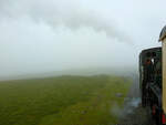 Die in der Schweiz gebauten Lokomotiven der Snowdon Mountain Railway / Rheilffordd yr Wyddfa - Lok 6: Im Abstieg durch den dichten Nebel. 6.Juli 2012