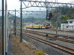 Schweizer Loks in Japan: Typ Seibu E 51: Die mittlerweile historische Lok E 52 versteckt hinter einer Zeile von S-Bahnzügen der Seibu-Gesellschaft (Serie 301), welche zum Verkauf vorbereitet werden. Aufnahme ganz am Ende der Seibu Chichibu-Linie in den Bergen bei Yokoze, 23. Oktober 2011  