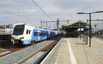 Ein Flirt3-Doppel von Blauwnet verlässt am 27.09.2023 den Bahnhof Hengelo/NL in Richtung Zwolle