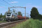 RFOs Hybridprotz 2019 302 zieht der Touax-Kohlezug durch Hulten am 5 Juni 2024 und wird bei der bekannter Bahn�bergang gerne fotografiert.