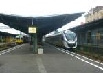 Zwei Generationen von elektrischen Triebwagen treffen am 22.06.2014 in Jelenia Gora/Hirschberg aufeinander, rechts der Flirt 3 140 302-2, links ein EN 57.