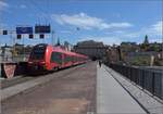 Hochgeschwindigkeits-Flirt in Schweden. 

X74 004 der MTR auf der südlichen Eisenbahnbrücke, der södra Järnvägsbron. Stockholm, Juni 2018.