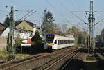 Mit den Eurobahn-Stadler FLIRT und dem RE 13 (Hamm (Westfalen) - Venlo/Niederlande) unterwegs: In voller Fahrt durcheilt ET 7.11 am 01.11.2015 Hochdahl