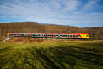 Der fünfteilige Stadler FLIRT 429 445 / 429 045 der HLB (Hessischen Landesbahn), am 02.03.2022, als RE 99 (Siegen – Gießen), von Rudersdorf (Kr. Siegen) weiter in Richtung Gießen.

Zwischen Siegen und Dillenburg halten teilweise die RE 99 an jedem Haltepunkt. Denn seit dem Fahrplanwechsel Dezember 2021 hat sich hier einiges geändert. Mit dem Einzug der IC 2, gibt es hier wieder Fernverkehr. Bis auf das Zugpaar nach/von Nordeich-Mole, werden die IC 2 zwischen Dillenburg und Iserlohn-Letmathe auch als RE 34 geführt und haben somit die Freigabe für alle Nahverkehr Tickets auf diesem Streckenabschnitt.