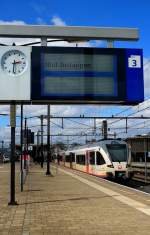 Am 17.04.2015 warten zwei GTW 2/8 der Maaslijn im Bahnhof Venlo/Niederlande auf die Weiterfahrt nach Nijmegen, links im Hintergrund ist der Gegenzug nach Roermond erkennbar