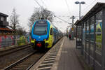 Der sechsteilige Doppelstocktriebwagen Stadler KISS (160) - ET 610 (94 80 0445 010-2 D-WFB ff.) der WestfalenBahn erreicht am kalten 21 Januar 2025, als RE 60 „Ems-Leine-Express“